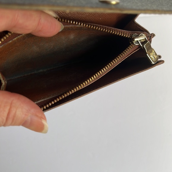 Louis Vuitton LV Monogram Snap Wallet - Picture 10 of 17